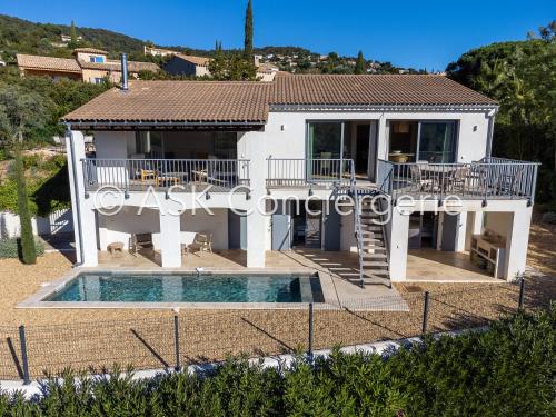 une villa avec piscine et une maison dans l'établissement Villa G, avec piscine et vue sur mer - La croix valmer, à La Croix-Valmer