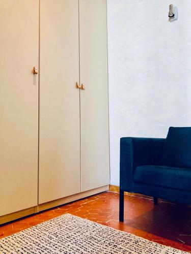 un salon avec un canapé bleu et un tapis dans l'établissement Appartement lumineux Joliette Panier Vieux-Port, à Marseille