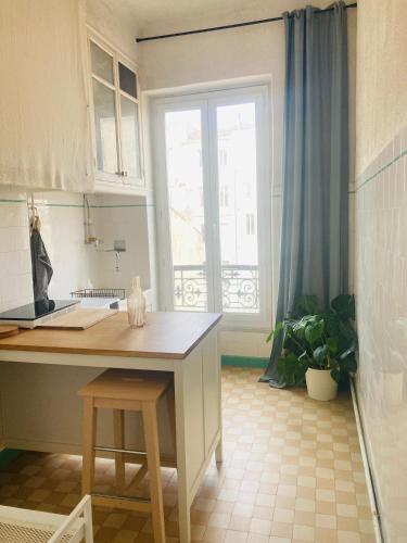 - une cuisine avec une table et une fenêtre dans une chambre dans l'établissement Appartement lumineux Joliette Panier Vieux-Port, à Marseille