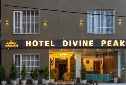 パチマーヒにあるHotel Divine Peakの建物の前にあるホテルの運転ピークの標識
