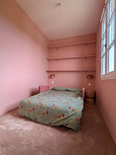 une chambre avec un lit et une fenêtre dans l'établissement Maison Normande en lisière de la forêt, à Bernay