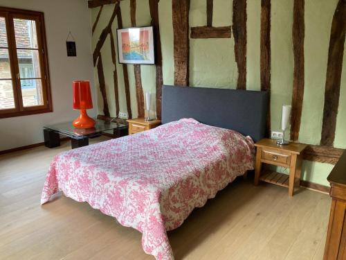 - une chambre avec un lit et 2 tables avec des lampes dans l'établissement Havre de paix avec piscine au cœur de la Dordogne, à Saint-Laurent-des-Hommes