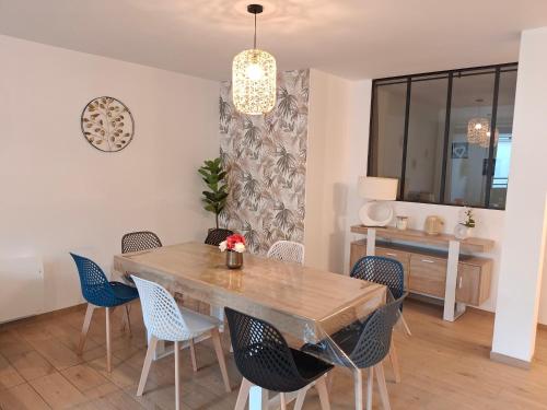 une salle à manger avec une table et des chaises en bois dans l'établissement Atelier 23, à Cholet