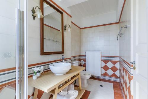 Bilik mandi di Aretousa Deluxe Apartment