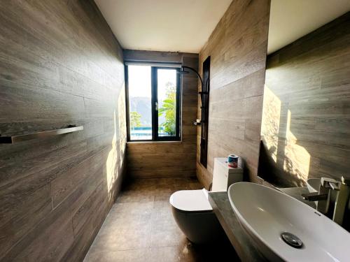 a bathroom with a sink and a toilet and a tub at Ella Flower Garden Resort in Ella