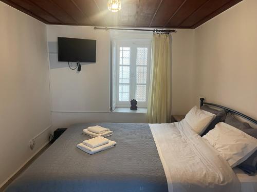 A bed or beds in a room at Lemon House