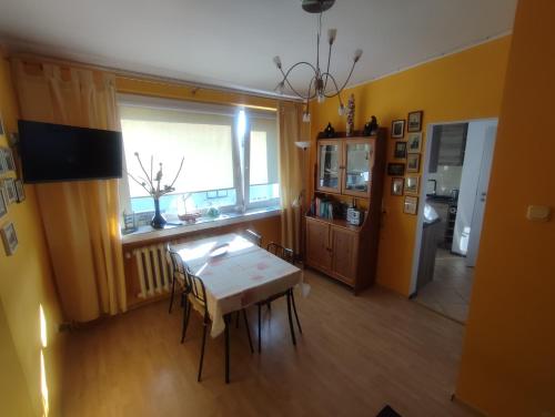 jadalnia ze stołem i kuchnią w obiekcie Apartament Helskie Trolle w HELU w mieście Hel