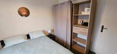 - une petite chambre avec un lit et une étagère dans l'établissement Maison proche de Paris et Aéroport Orly jusqu'à 7 personnes, à Valenton