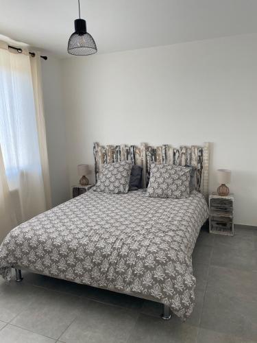 - une chambre avec un lit doté d'une couette et d'oreillers dans l'établissement Le Balcon du Ponant 2 bedrooms with terrace park view, à Port-Saint-Louis-du-Rhône