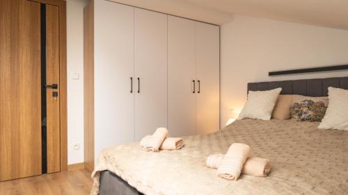 维斯瓦Mountain&River Park Wisła的一间卧室配有一张带白色橱柜的大床