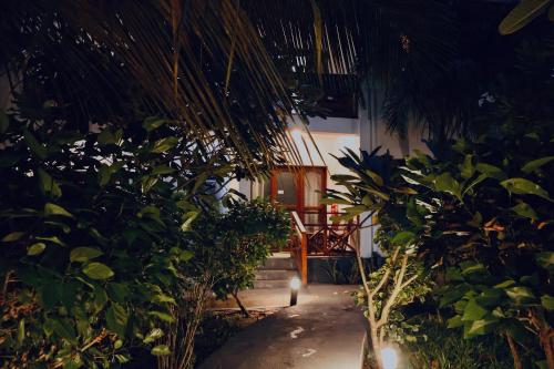 Κήπος έξω από το Destiny beach hotel and club
