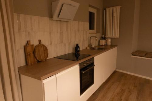 a kitchen with a counter top and a sink at Gemütliche Wohnung in zentraler Lage in Aschaffenburg