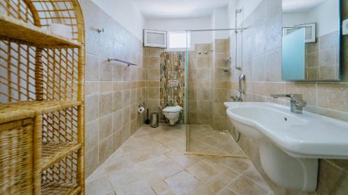 een badkamer met een wastafel en een toilet bij Villa CANAN in Kas