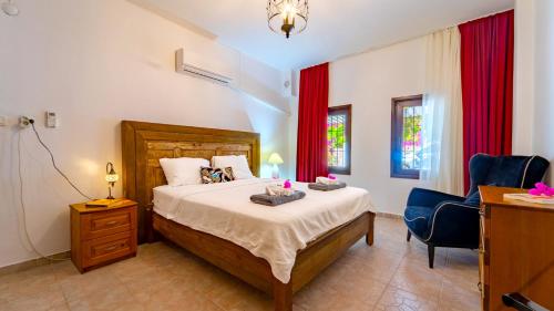 een slaapkamer met een bed, een bureau en een stoel bij Villa CANAN in Kas