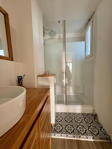 une salle de bain avec une baignoire, un lavabo et une douche dans l'établissement Magnifique T3 tout équipé, à Port-de-Bouc