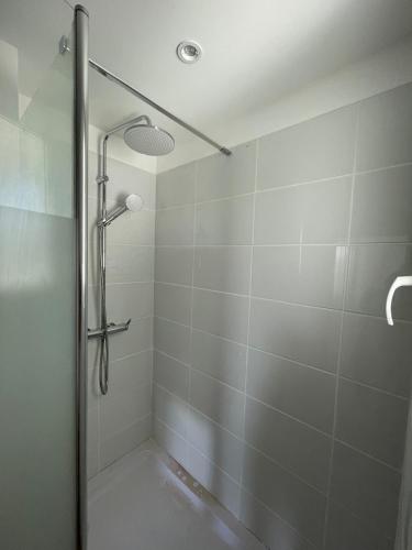 une salle de bain avec une douche avec une porte vitrée dans l'établissement Magnifique T3 tout équipé, à Port-de-Bouc