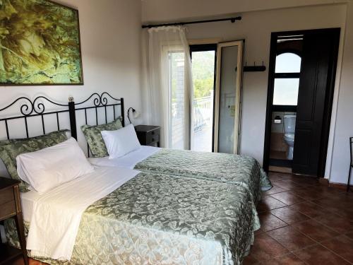 A bed or beds in a room at Stalakton Country Maisonettes