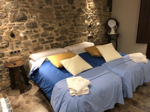 two beds with towels on them in a room at Casa FOR HABITACIONES in Labuerda