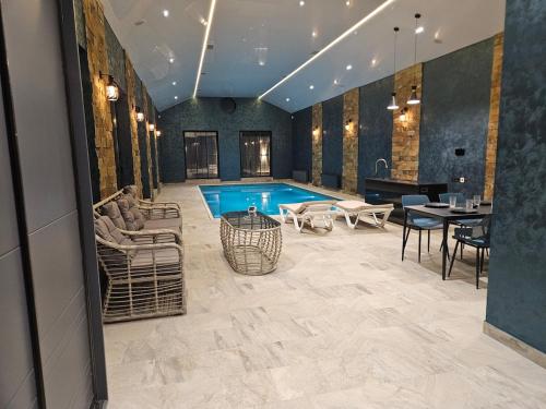 Πισίνα στο ή κοντά στο Luxury Beachfront Villa with Indoor Pool & BBQ