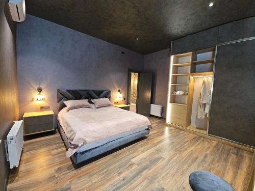 Ένα ή περισσότερα κρεβάτια σε δωμάτιο στο Luxury Beachfront Villa with Indoor Pool & BBQ