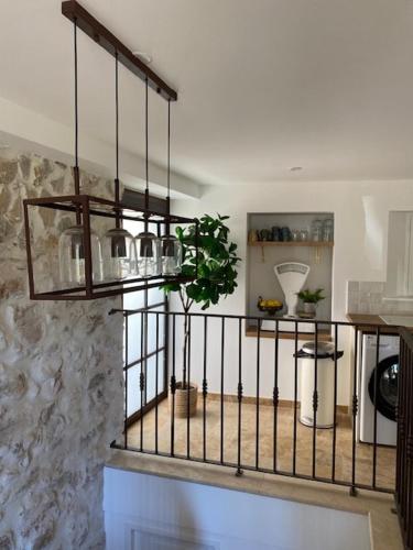 - un lustre suspendu à un mur dans la cuisine dans l'établissement Riverside farmhouse with olive grove, à Lorgues