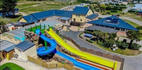 - une aire de jeux avec toboggan dans un parc dans l'établissement Mobilhom 143, à Sainte-Marie-du-Mont