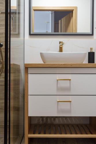 Bilik mandi di Apartment Oskar - Basen & SPA - Dziwnów