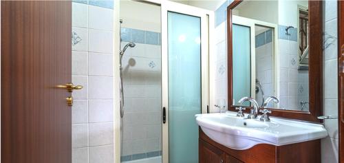 a bathroom with a sink and a shower at Villa Giardino Aloe - Rifugio nella Natura Siciliana, Lontano dal Caos di Taormina in Castelmola