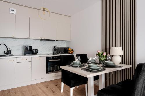 Dapur atau dapur kecil di Apartment Oskar - Basen & SPA - Dziwnów