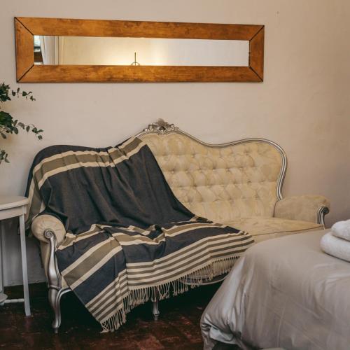 un divano con una coperta in una stanza di Don Aniceto Lodges & Glamping a Luján