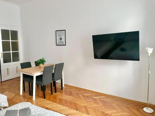 Stylish Flat with 2 Double Beds for 4 people 15a