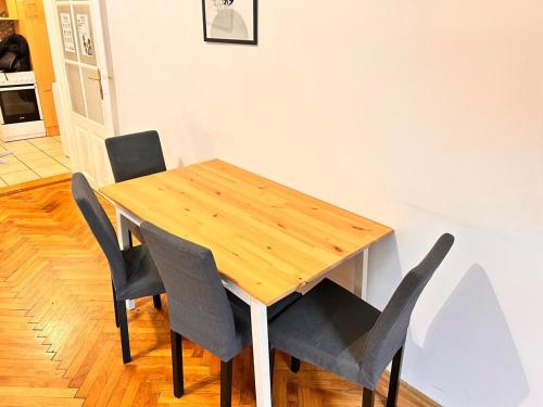 Stylish Flat with 2 Double Beds for 4 people 15a