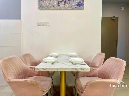 Ruang duduk di Hush Inn at ITCC Manhattan Suites