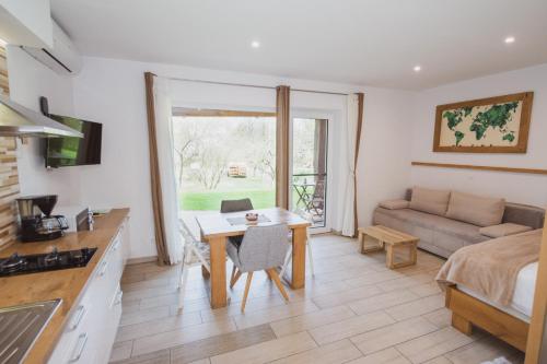 Kuchyň nebo kuchyňský kout v ubytování PR`FIK Apartments