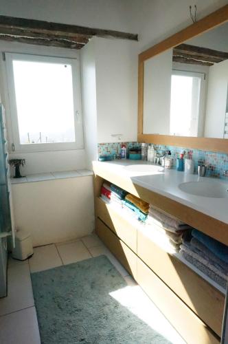 une salle de bain avec un lavabo, un miroir et une baignoire dans l'établissement Grande Ferme Basque proche Montagnes et Plages, à Macaye