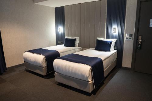Una cama o camas en una habitación de Lamore Hotel