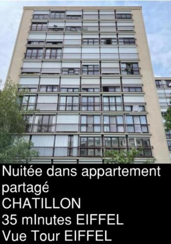 un grand bâtiment avec une enseigne devant dans l'établissement Eiffel Citea Access dayroom Espace Paris sans nuitée et Chambre partagée Chatillon nuitée -- Repos journée ou Espace Travail 8-19h Proche Tour Eiffel ou Usage bureau à l'heure en journée -- Nuitée Chatillon Avenue Paris, à Paris