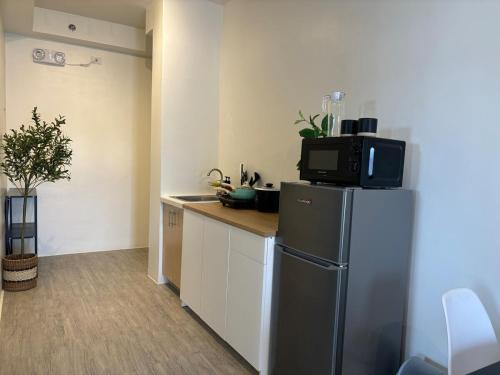 Kuchyň nebo kuchyňský kout v ubytování Amaia Parkway Condominium in Nuvali