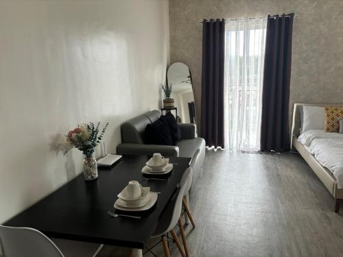 Ένα ή περισσότερα κρεβάτια σε δωμάτιο στο Amaia Parkway Condominium in Nuvali