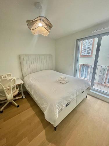 une chambre avec un lit, un bureau et une fenêtre dans l'établissement Logement neuf entier Petite France, à Strasbourg