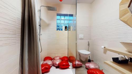 a bathroom with a shower with red balloons on the floor at Suite climatisée, 2 personnes in Montry
