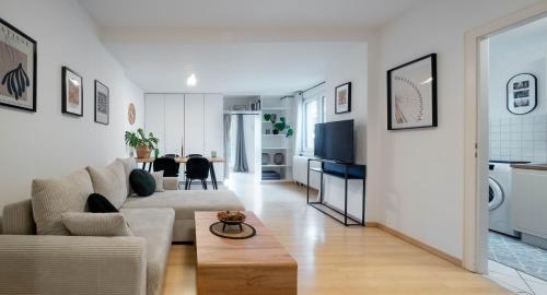 una sala de estar con un sofá y una mesa en Bismarck Home - Central and Relaxing with Rooftop Terrace in Essen, en Essen
