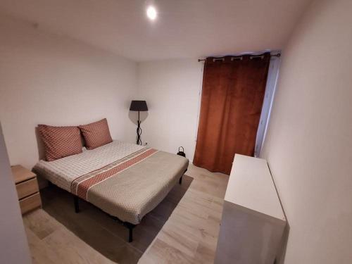 - une petite chambre avec un lit et une commode dans l'établissement Charmant appartement lumineux, à Draguignan