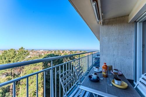 d'un balcon avec une table et des chaises offrant une vue. dans l'établissement Appartement vue bassin, à Arcachon