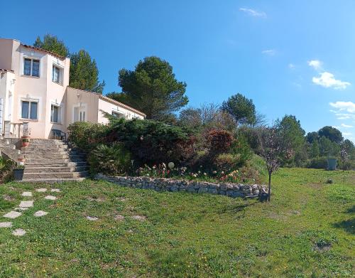 Taman di luar Maison provençale de charme