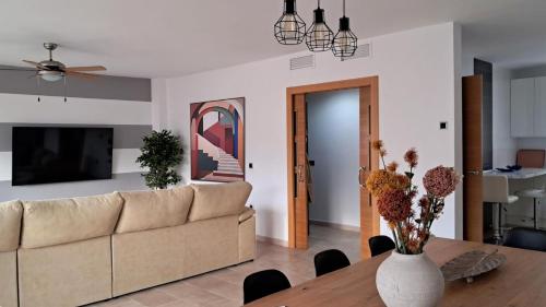 Televisyen dan/atau pusat hiburan di Piso Garrucha beautiful & spacious apartment - 50 meters from the beach