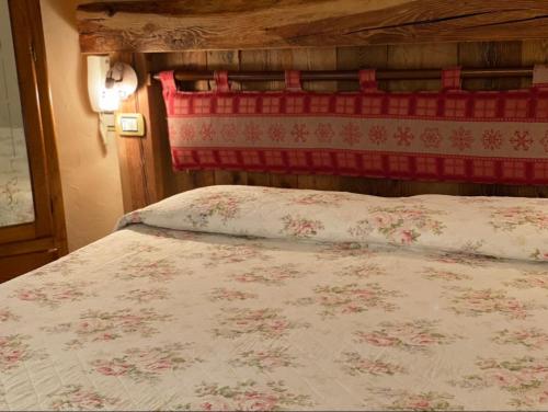 una camera con un letto con copriletto rosso e bianco di Chambres D'hôtes Maribel a Pré-Saint-Didier