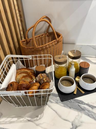 BriordにあるLove Room balnéo double & sauna Privés - Nuit d'exceptionのカウンターに入ったクロワッサンなどの食品入り