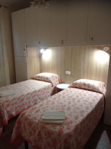 Ein Bett oder Betten in einem Zimmer der Unterkunft LA TERRAZZA DEL REGISTA Pollino