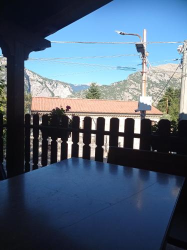 Ein Balkon oder eine Terrasse in der Unterkunft LA TERRAZZA DEL REGISTA Pollino